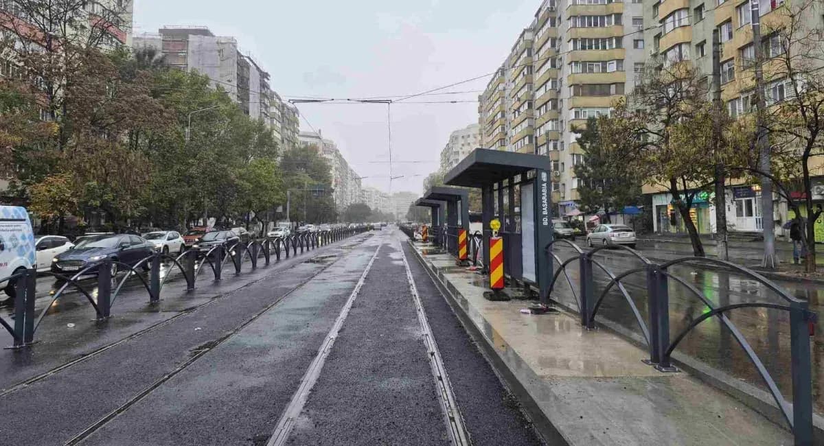Linia de tramvai de pe bulevardul Chișinău a fost modernizată, dar autobuzele nu pot folosi încă banda unică