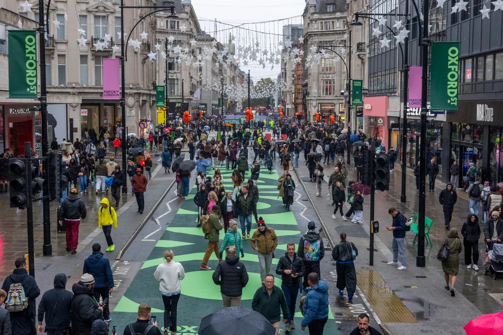 Oxford Street din Londra a devenit zonă pietonală: traficul auto a fost interzis permanent