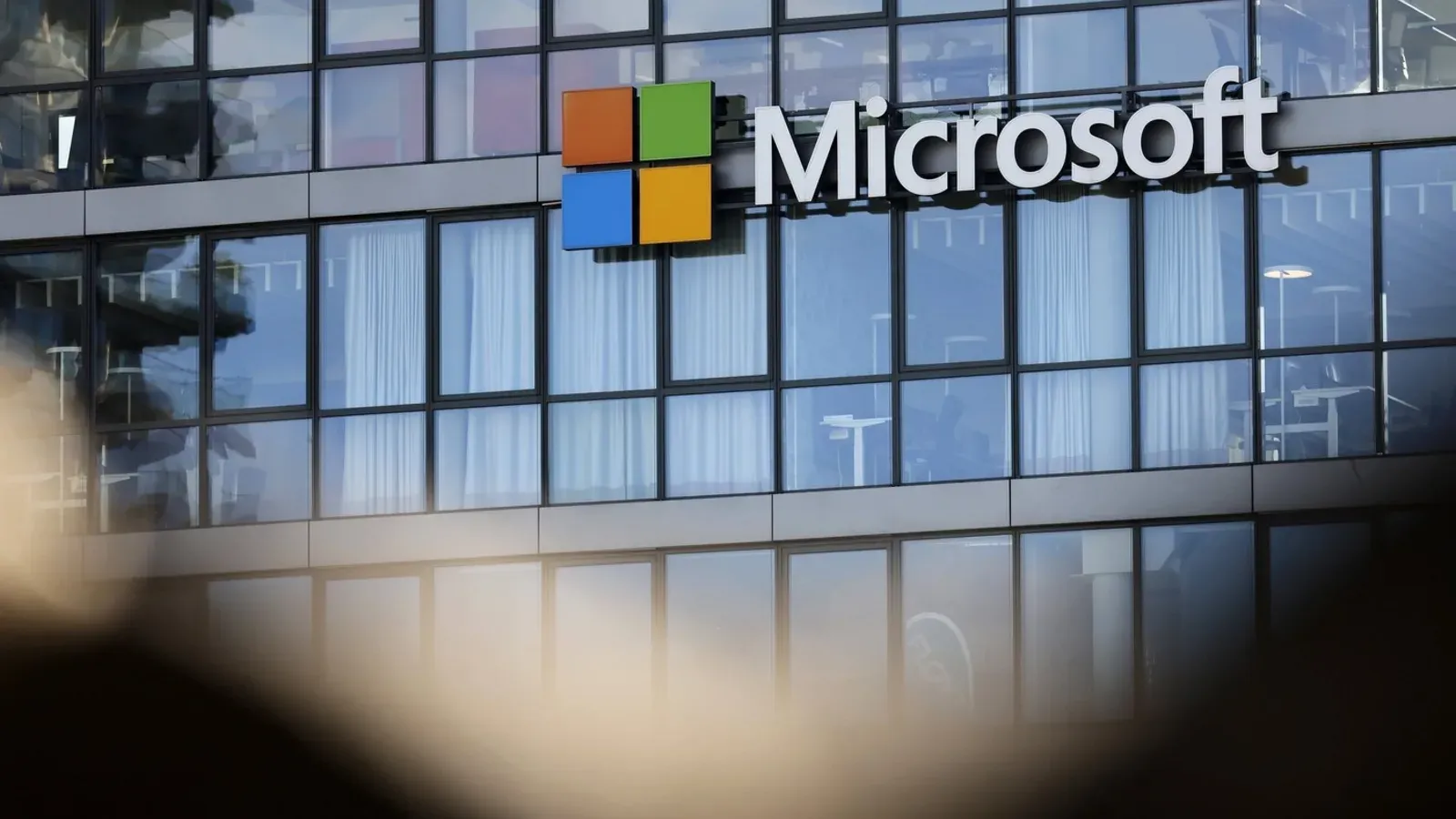 Microsoft lansează un program de plecări voluntare pentru 60.000 de angajați pe fondul costurilor cu infrastructura AI