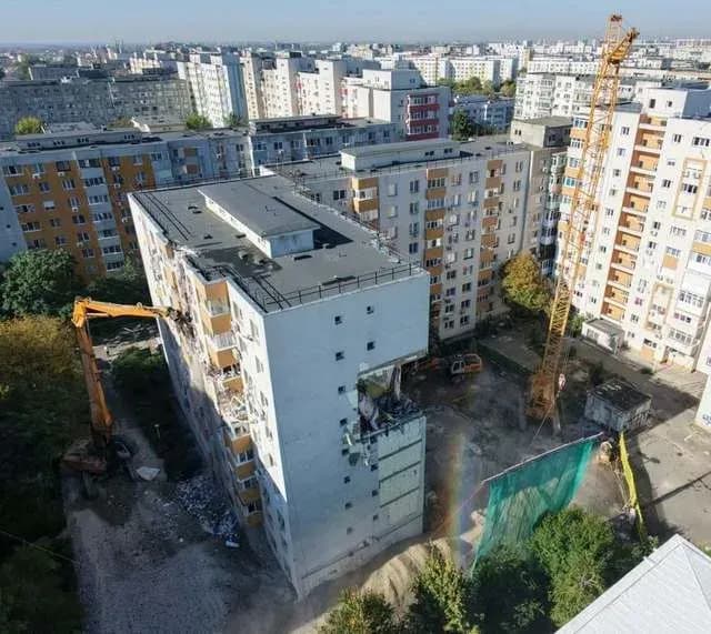 Lucrările la blocul afectat din Rahova ajung în ultima etapă: etajele superioare au fost demolate controlat