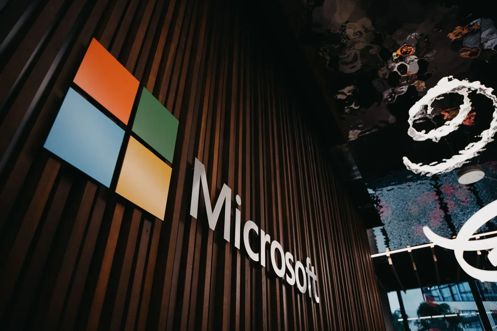 Microsoft propune plecări voluntare pentru zeci de mii de angajați, pe fondul cheltuielilor cu inteligența artificială