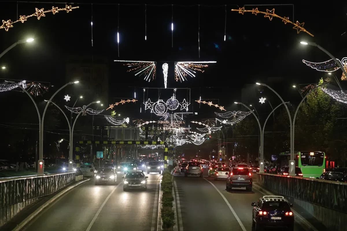 Peste 6 milioane de luminițe de Crăciun pe marile bulevarde din București: când vor fi aprinse