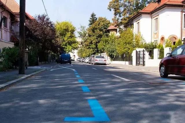 Curățenia parcărilor albastre din Capitală trece la primăriile de sector, iar 800 de locuri devin de reședință în Sectorul 1