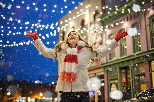 Târgul de Crăciun din București se deschide pe 27 noiembrie: a început montarea iluminatului festiv