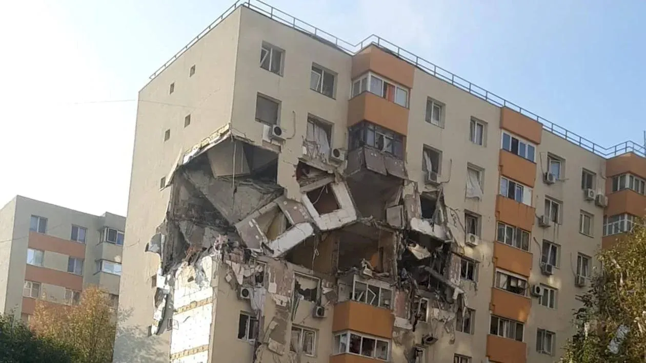 Blocul de pe strada Vicina: etajele superioare au fost demolate controlat