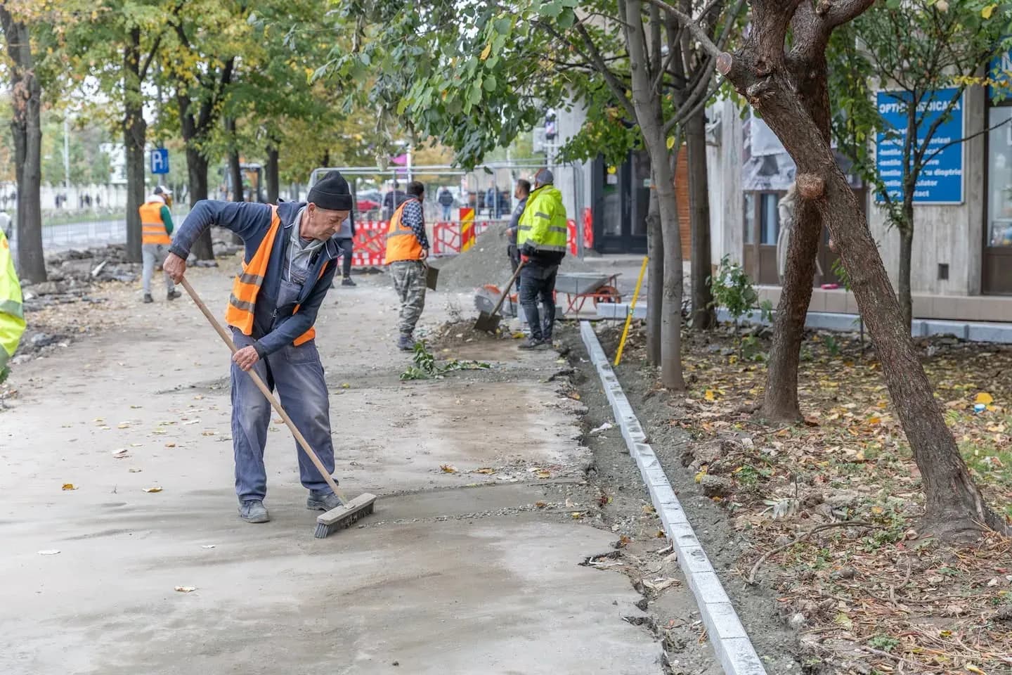 Primăria Capitalei reface trotuarele de pe Calea 13 Septembrie: primele reparații după 1989
