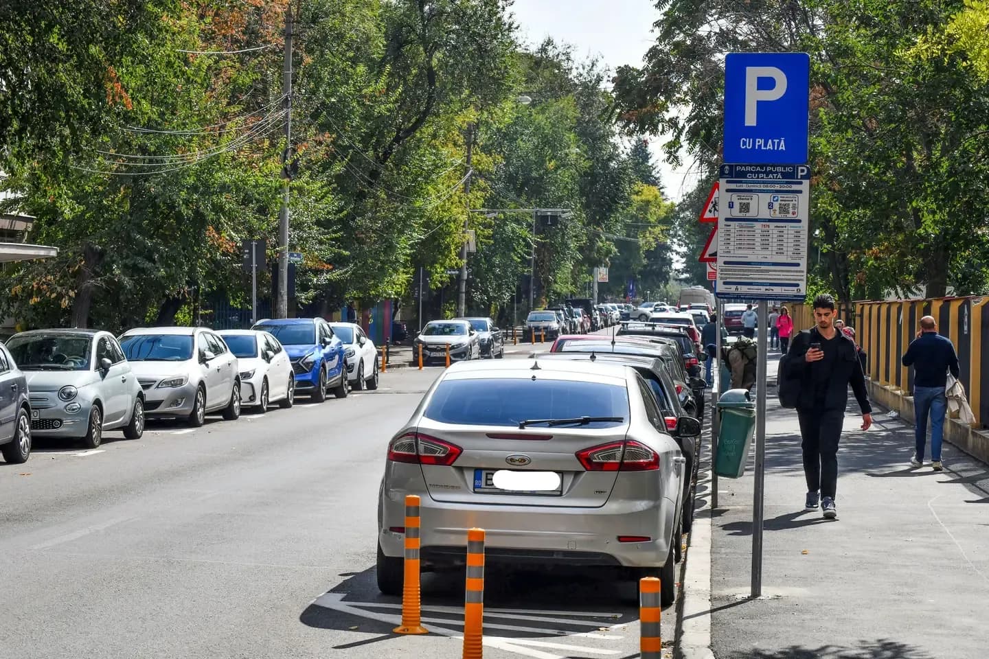 Curățenia în parcările albastre de pe carosabil trece în sarcina primăriilor de sector