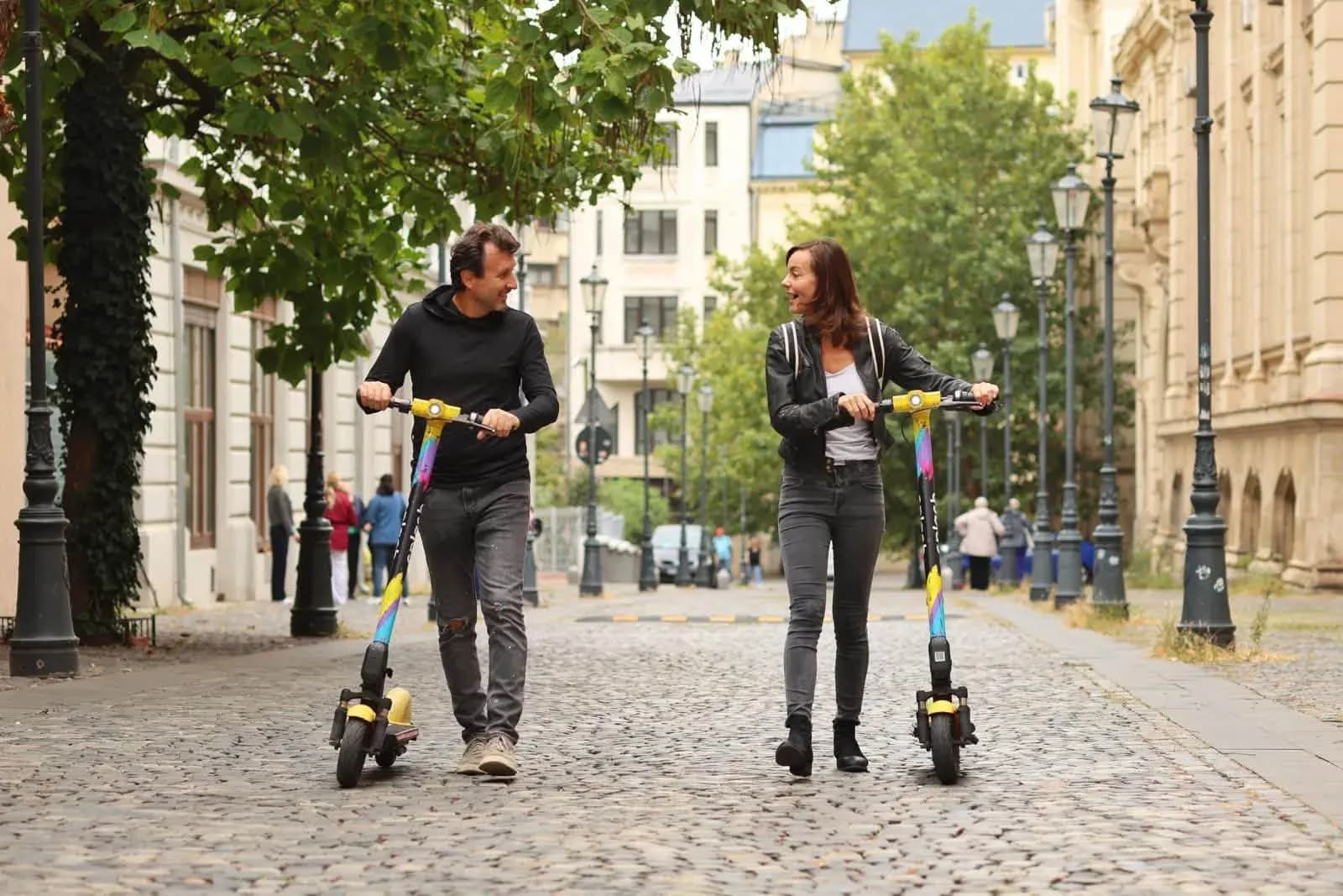 Reguli noi pentru trotinetele de închiriat în București: limită de vârstă, taxe zilnice și amenzi