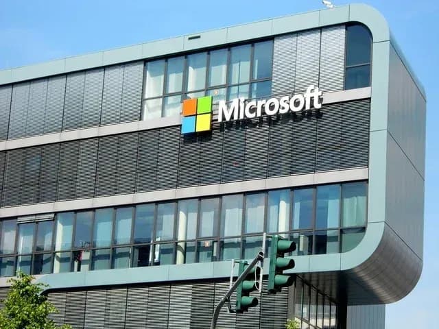 Microsoft inițiază un program masiv de plecări voluntare, pe fondul cheltuielilor ridicate pentru inteligența artificială