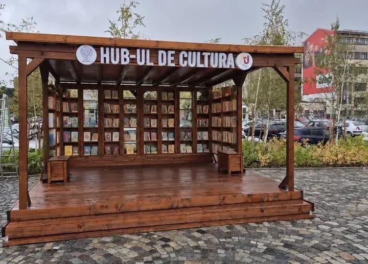 O bibliotecă în aer liber se deschide pe esplanada din Piața Matache