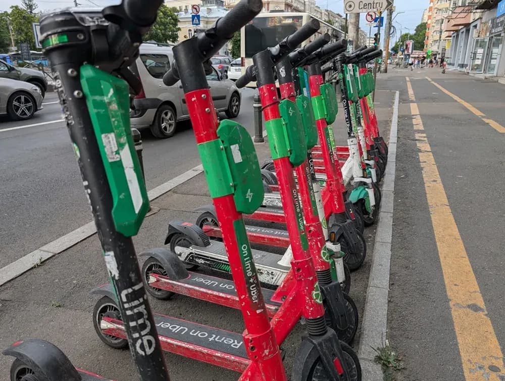 Reguli noi pentru trotinetele electrice închiriate în București: vârstă minimă, interdicții pe trotuare și amenzi mari pentru operatori