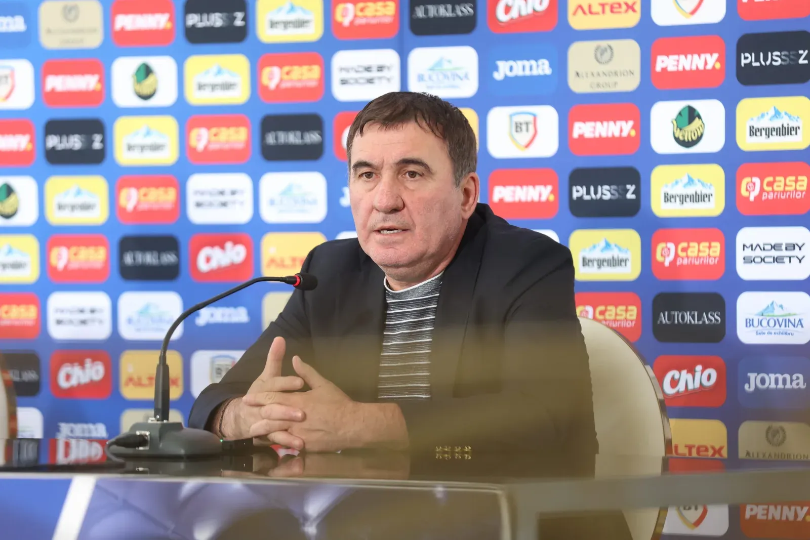 Pere Romeu, fost secund la Viitorul Constanța, a primit trofeul pentru cel mai bun antrenor din fotbalul feminin