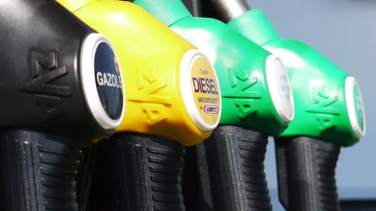 Măsurile de plafonare a prețurilor la carburanți ar putea fi prelungite de Guvern