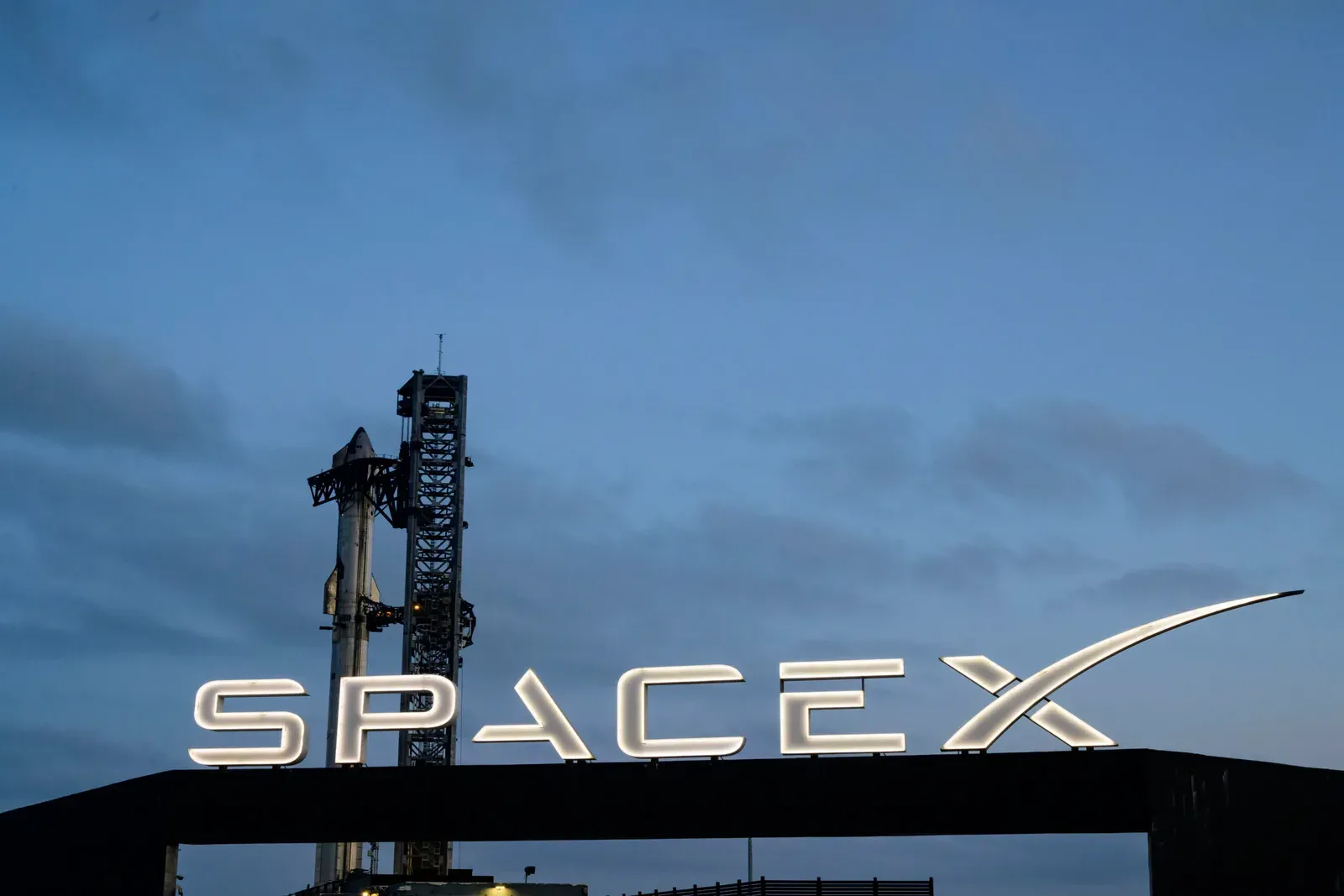 SpaceX contractează datorii de 40 de miliarde de dolari pentru achiziția de cipuri destinate inteligenței artificiale