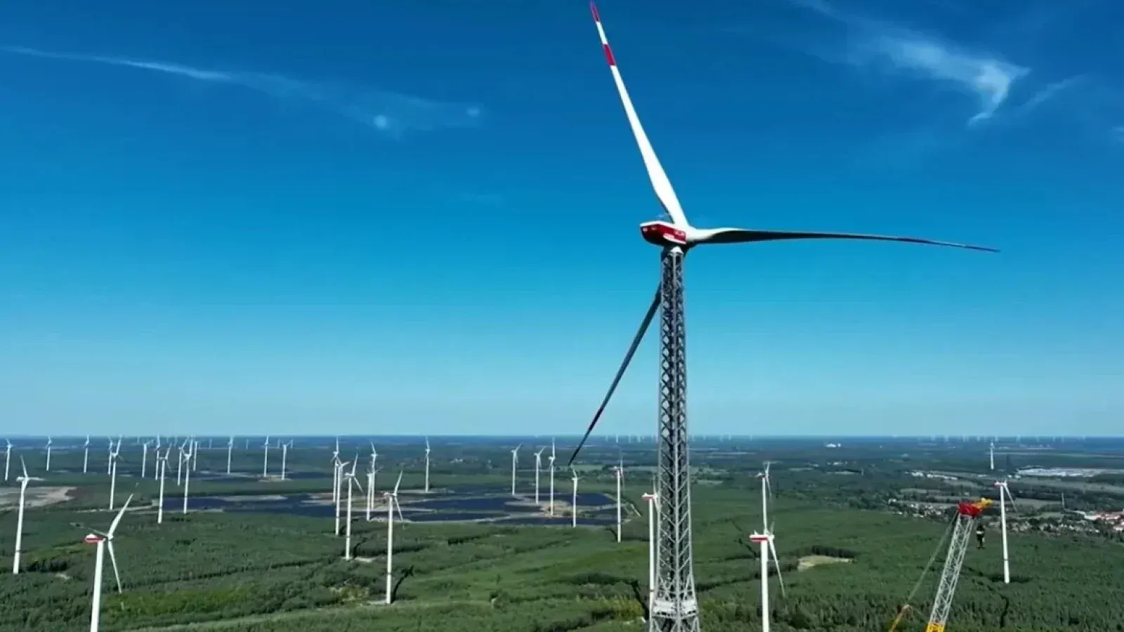 Cea mai înaltă turbină eoliană din lume a atins înălțimea finală de 365 de metri în Germania